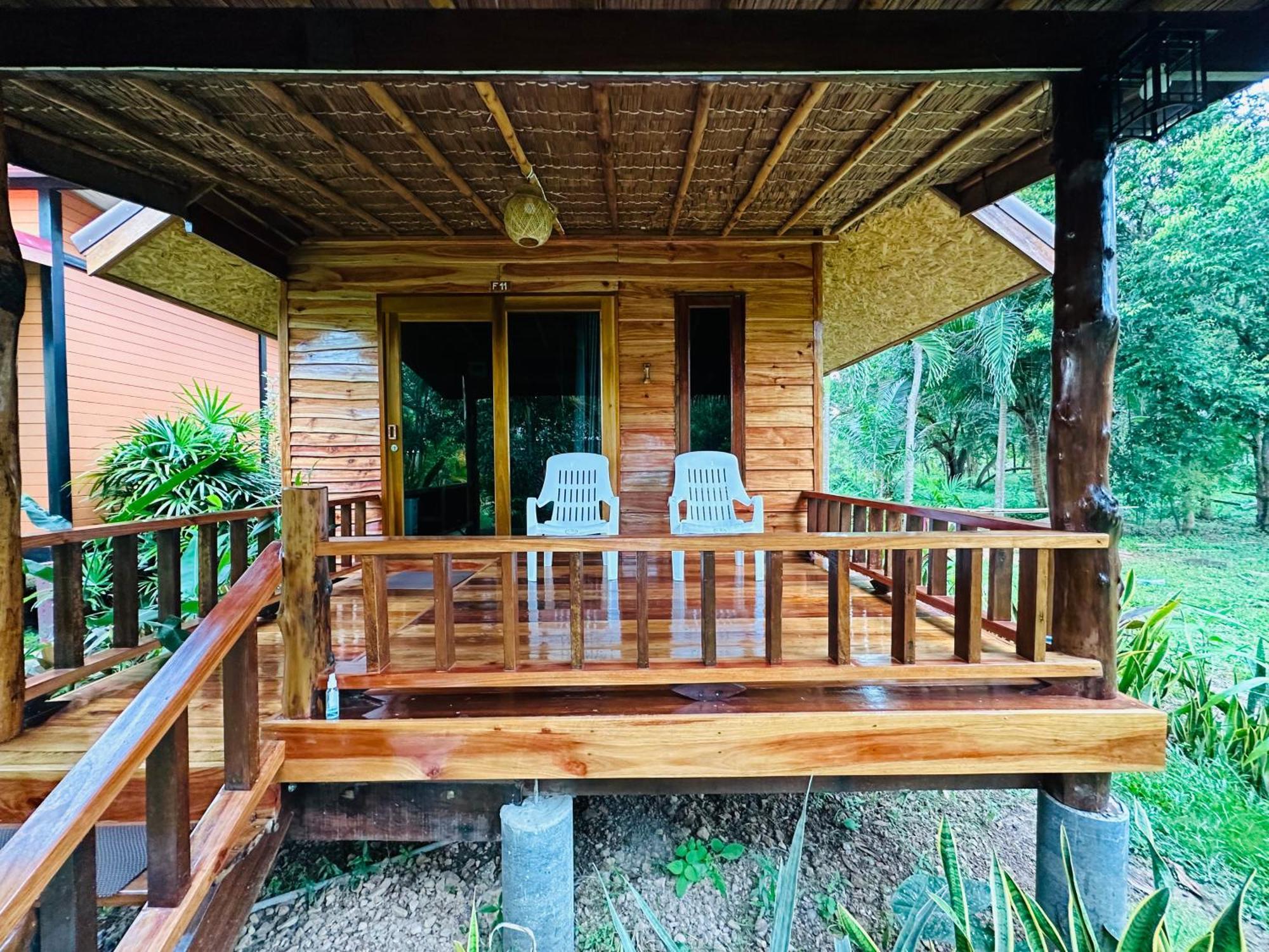 Koh Jum Bungalow & Hostel Exterior foto