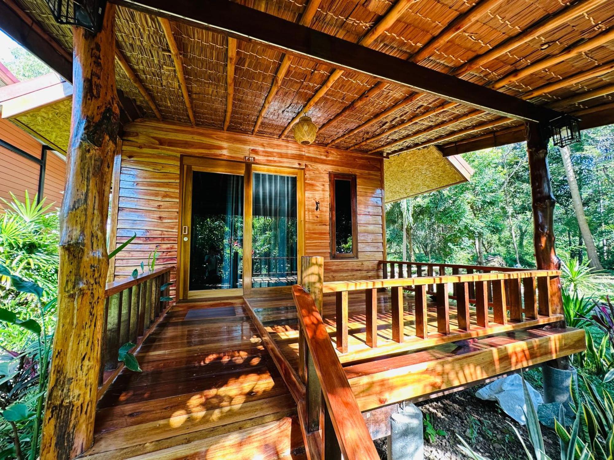 Koh Jum Bungalow & Hostel Exterior foto